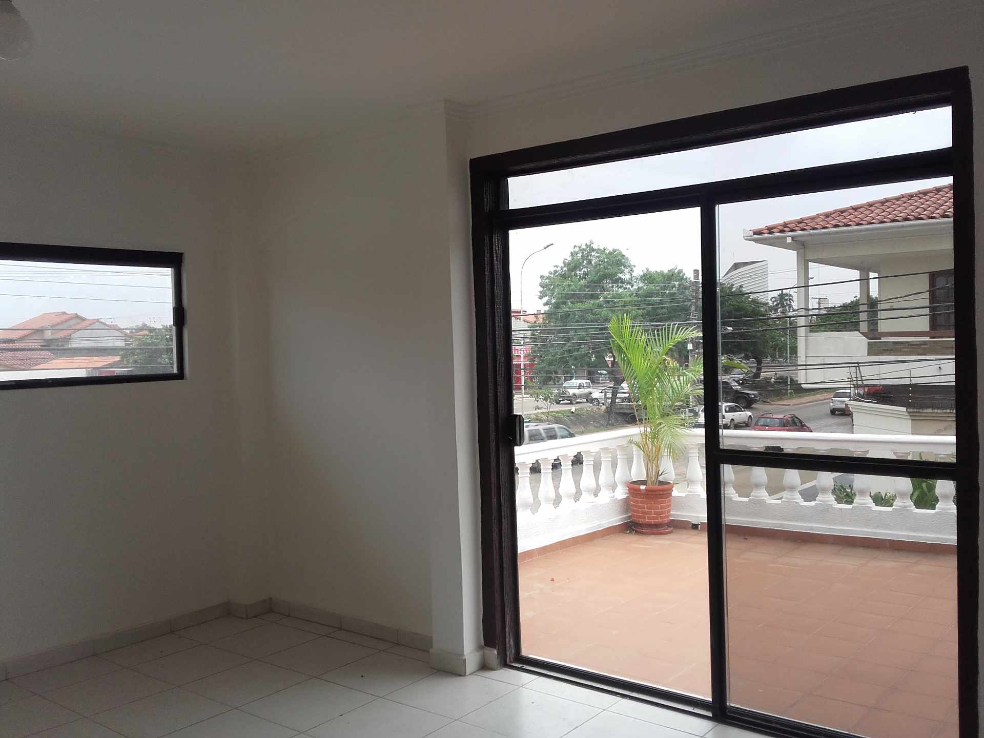 Casa en Entre 3er y 4to anillo Norte en Santa Cruz de la Sierra 5 dormitorios 3 baños 3 parqueos Foto 5