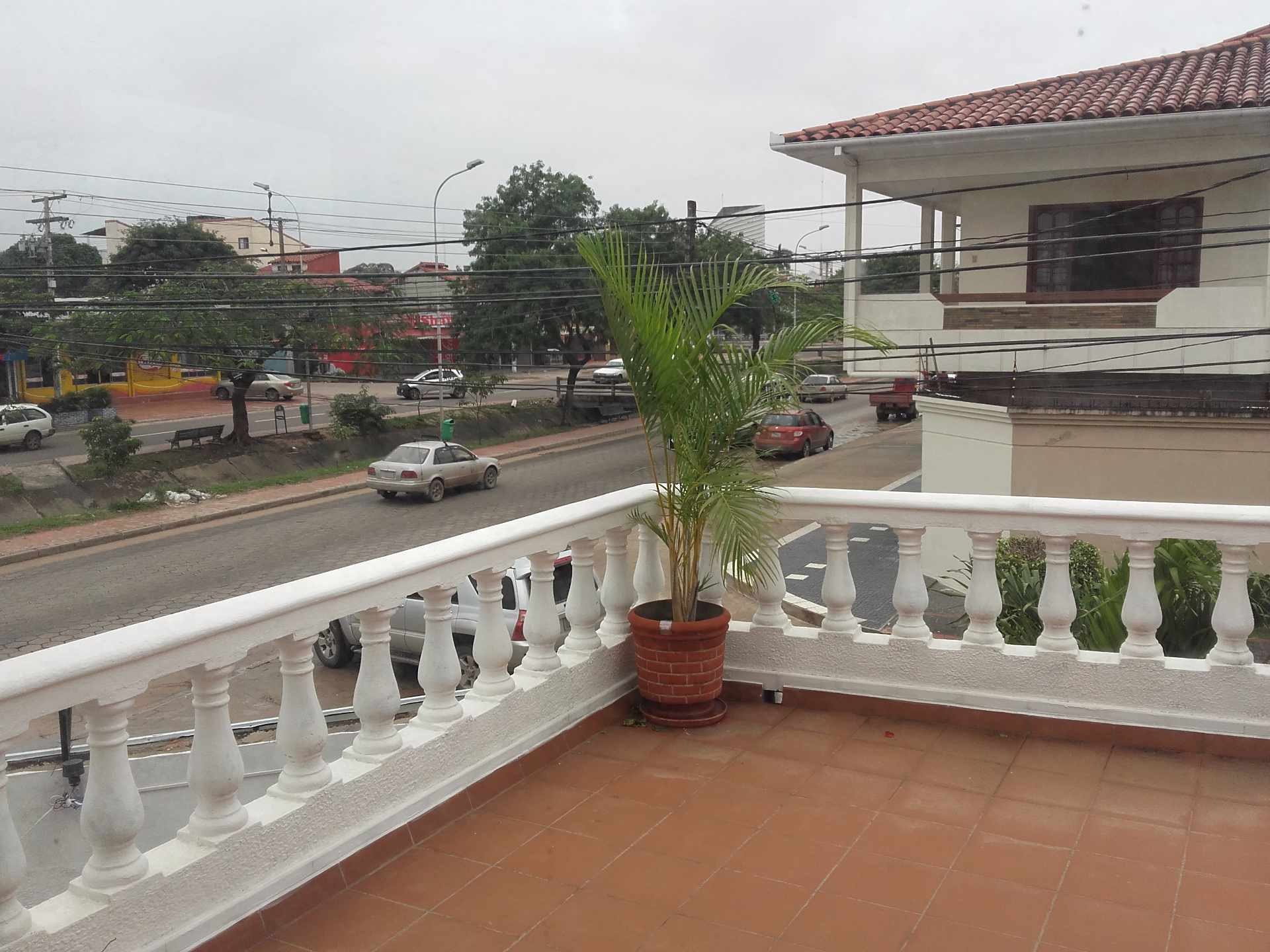 Casa en Entre 3er y 4to anillo Norte en Santa Cruz de la Sierra 5 dormitorios 3 baños 3 parqueos Foto 8