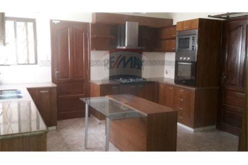 Casa en Entre 3er y 4to anillo Oeste en Santa Cruz de la Sierra  4 baños  Foto 4