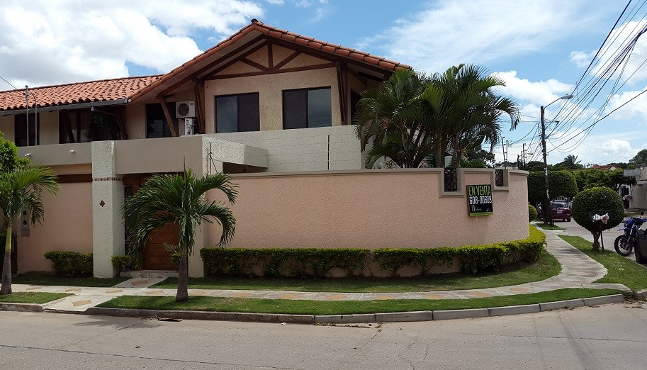 Casa Av. Banzer entre 4to y 5to anillo Residencias del Norte entre calle 9 y calle 1 Foto 1