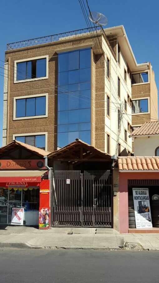 Casa Av. Peru esquina Av. Tadeo Haenke N 1075 tras estadium Felix Capriles, por telefonos Automaticos Foto 1