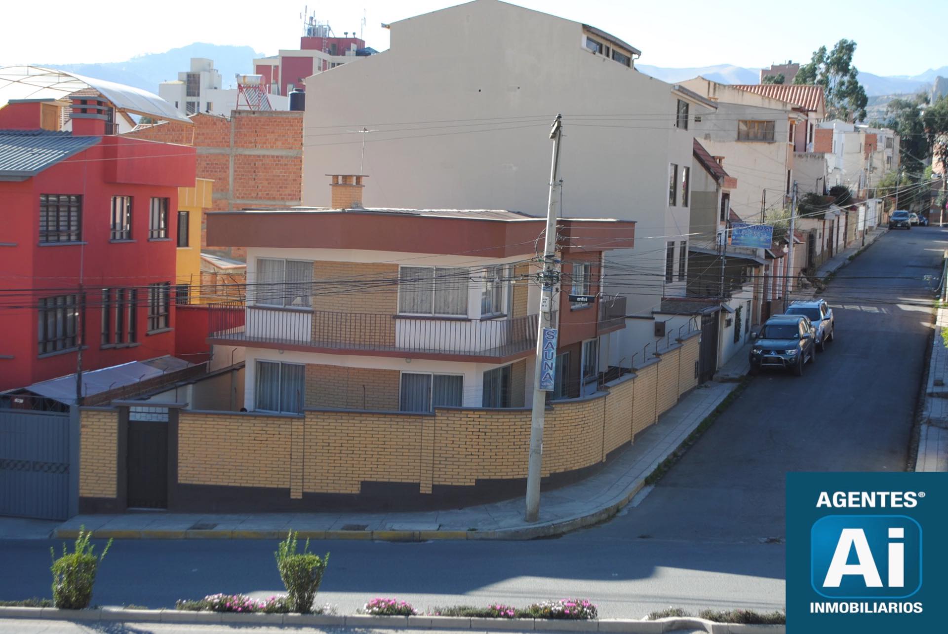Casa en Los Pinos en La Paz 5 dormitorios 3 baños 2 parqueos Foto 1
