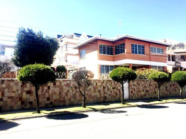 Casa en Achumani en La Paz 4 dormitorios 5 baños 3 parqueos Foto 1