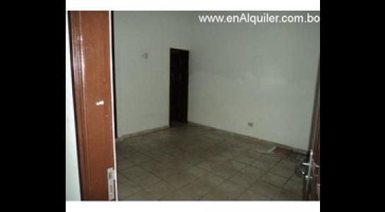 Casa en Entre 4to y 5to anillo Norte en Santa Cruz de la Sierra 4 dormitorios 3 baños 2 parqueos Foto 7