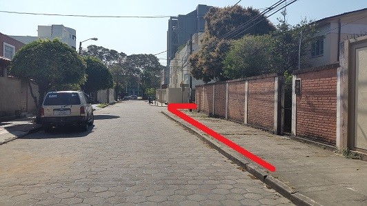 Casa en Entre 1er y 2do anillo Este en Santa Cruz de la Sierra 5 dormitorios 6 baños 3 parqueos Foto 2