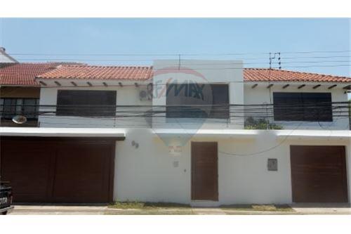 Casa en Entre 3er y 4to anillo Oeste en Santa Cruz de la Sierra  4 baños  Foto 1