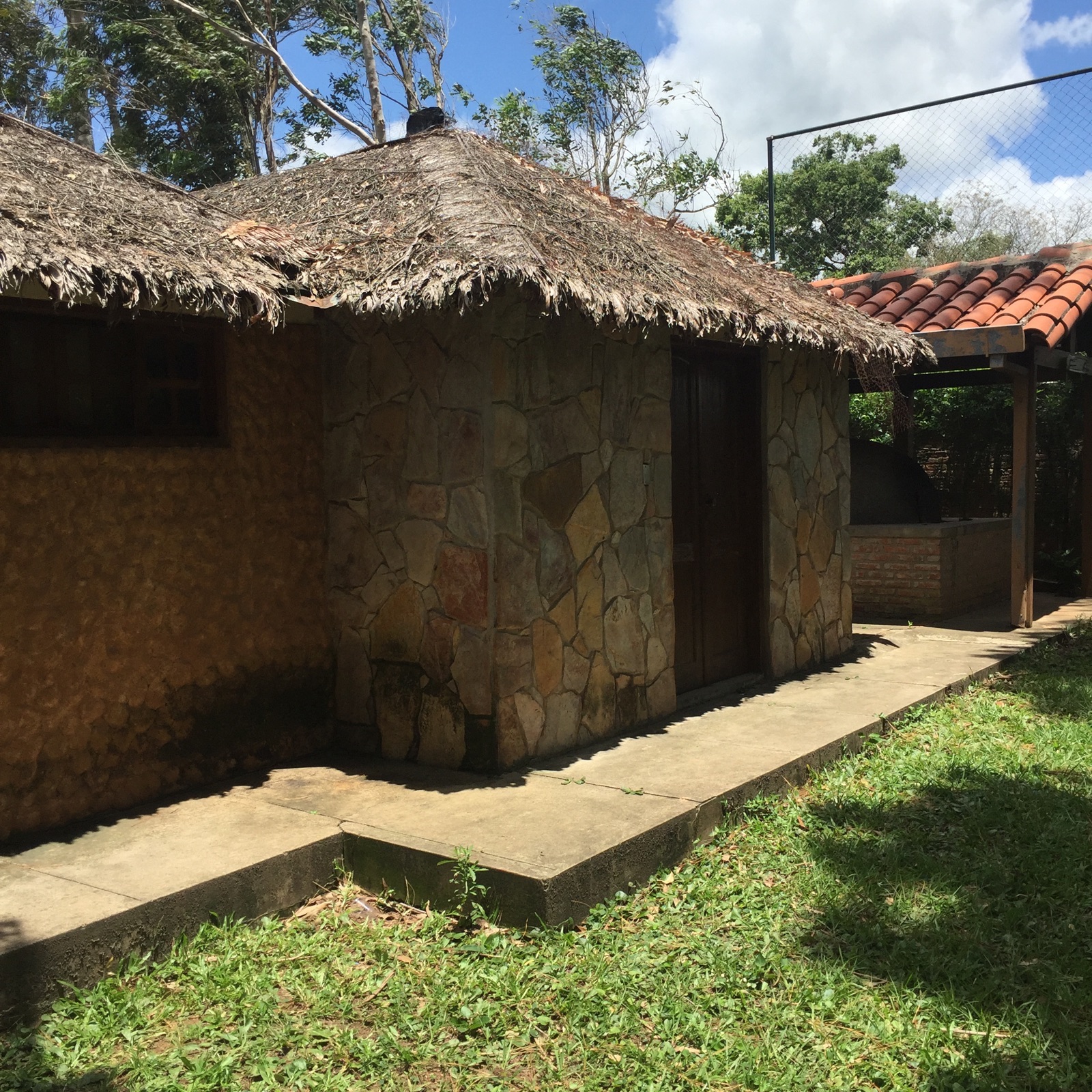 Casa en VentaHermosa Quinta en Pedro Lorenzo de 2 hectareas de terreno , con 2 cabañas de 2 dormitorios c/u con baño living comedor y cocina . Cabaña de Jatata para eventos con cocina , sala de juegos , churrasquera y bateria de baños ,  2 cabañas rusticas al ingreso de un dormitorio cocina y baño c/u . casa para el casero y flia . Hermoso bosque de pinos y eucaliptos . Ideal para sede de Fraternidades , Iglesias , como inversión para proyecto turistico -gastronomico. Foto 6