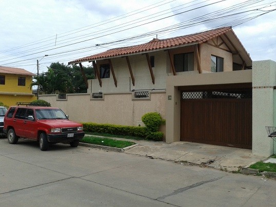 Casa en VentaAv. Banzer entre 4to y 5to anillo Residencias del Norte entre calle 9 y calle 1 Foto 4