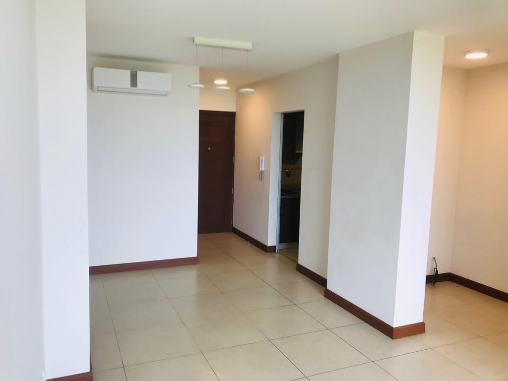 Departamento en AlquilerCONDOMINIO TORRES SOLARIS - entre Av. Roca y Coronado y Av. Pirai 3 dormitorios 2 baños 1 parqueos Foto 2