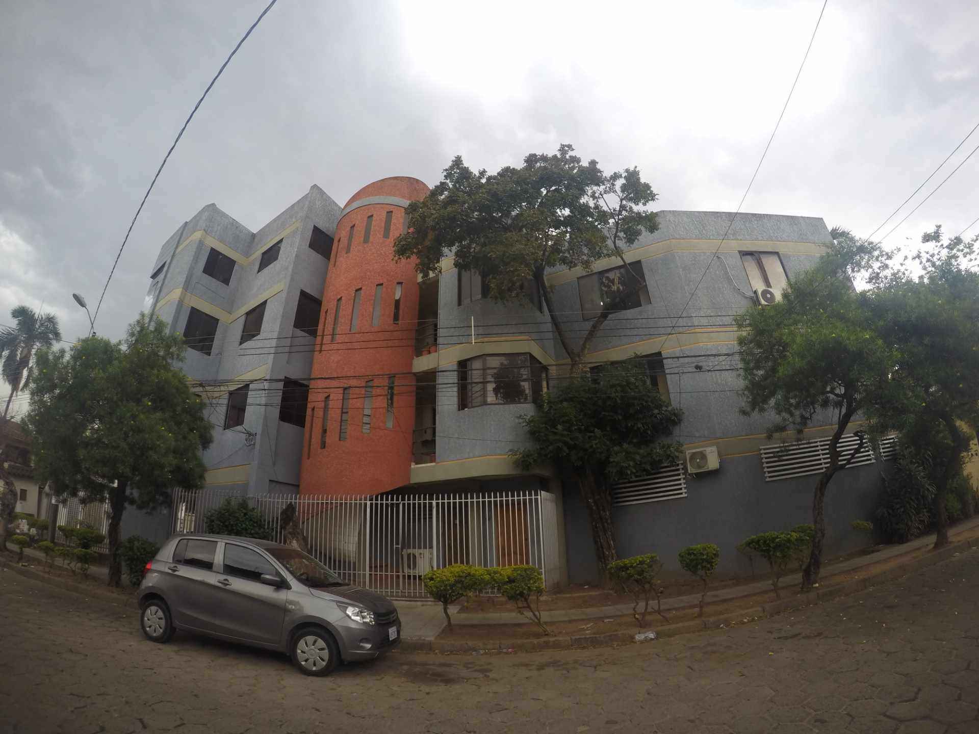 Departamento en Entre 1er y 2do anillo Norte en Santa Cruz de la Sierra 1 dormitorios 1 baños  Foto 1