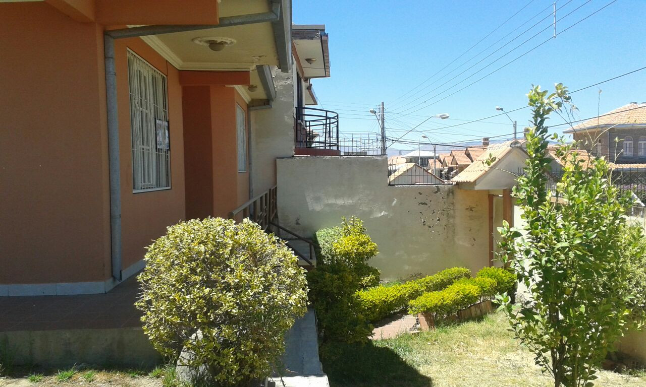 Casa en VentaAtahuallpa y Segunda circunvalación en plena esquina 3 dormitorios 3 baños 1 parqueos Foto 4
