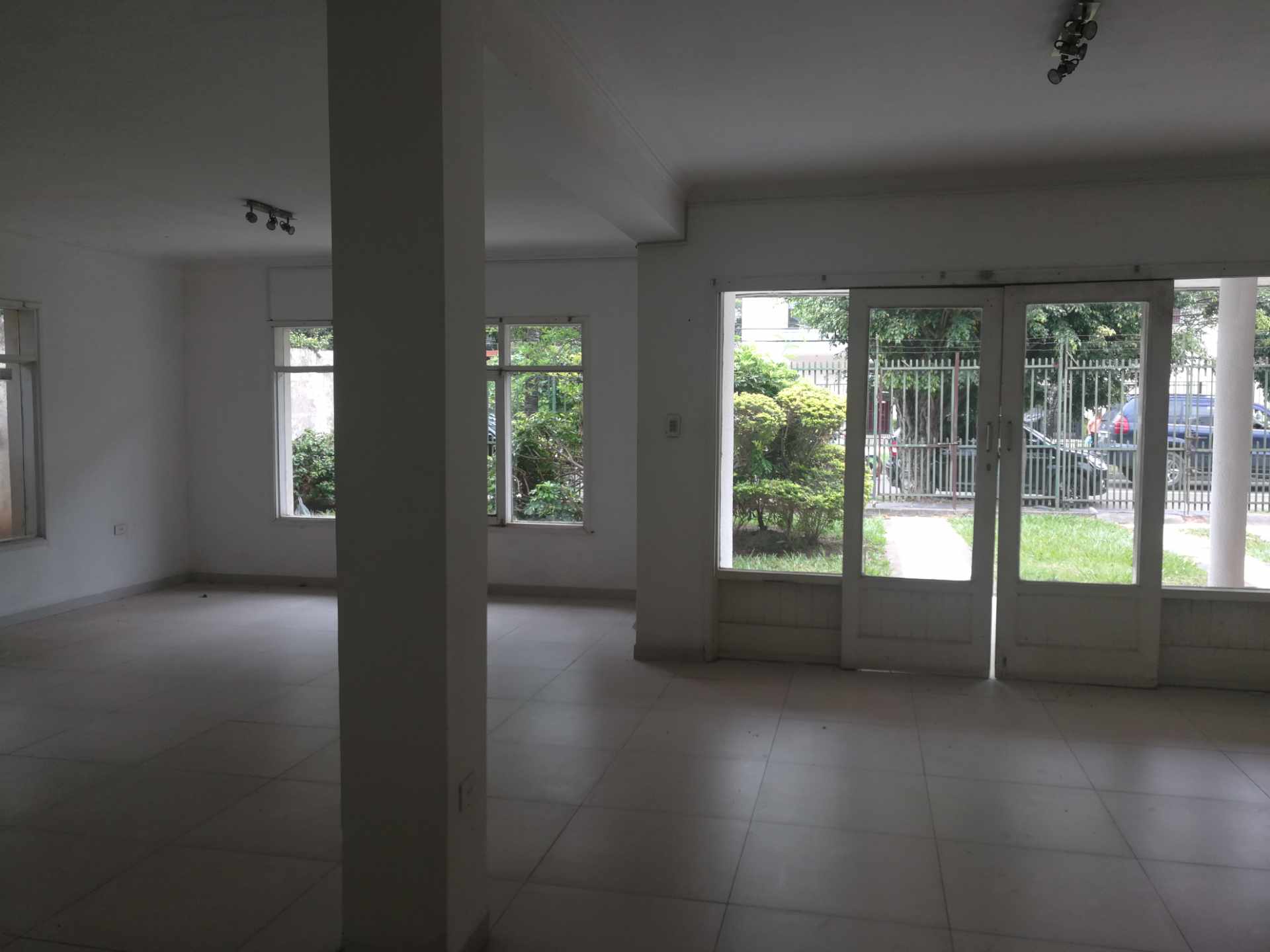 Casa en AlquilerAV. LOS CUSIS 3 dormitorios 2 baños 3 parqueos Foto 4