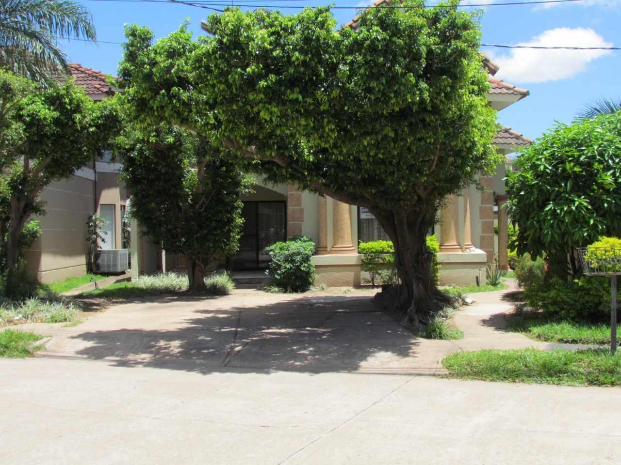 Casa en Entre 4to y 5to anillo Sur en Santa Cruz de la Sierra 4 dormitorios 4 baños 2 parqueos Foto 7