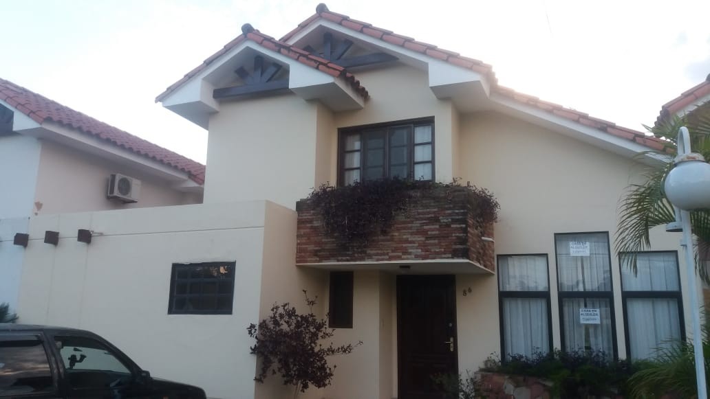 Casa ALQUILO CASA DE 2 PLANTAS, $US 700, DENTRO DE CONDOMINIO, ZONA NORTE 7MO ANILLO Foto 1