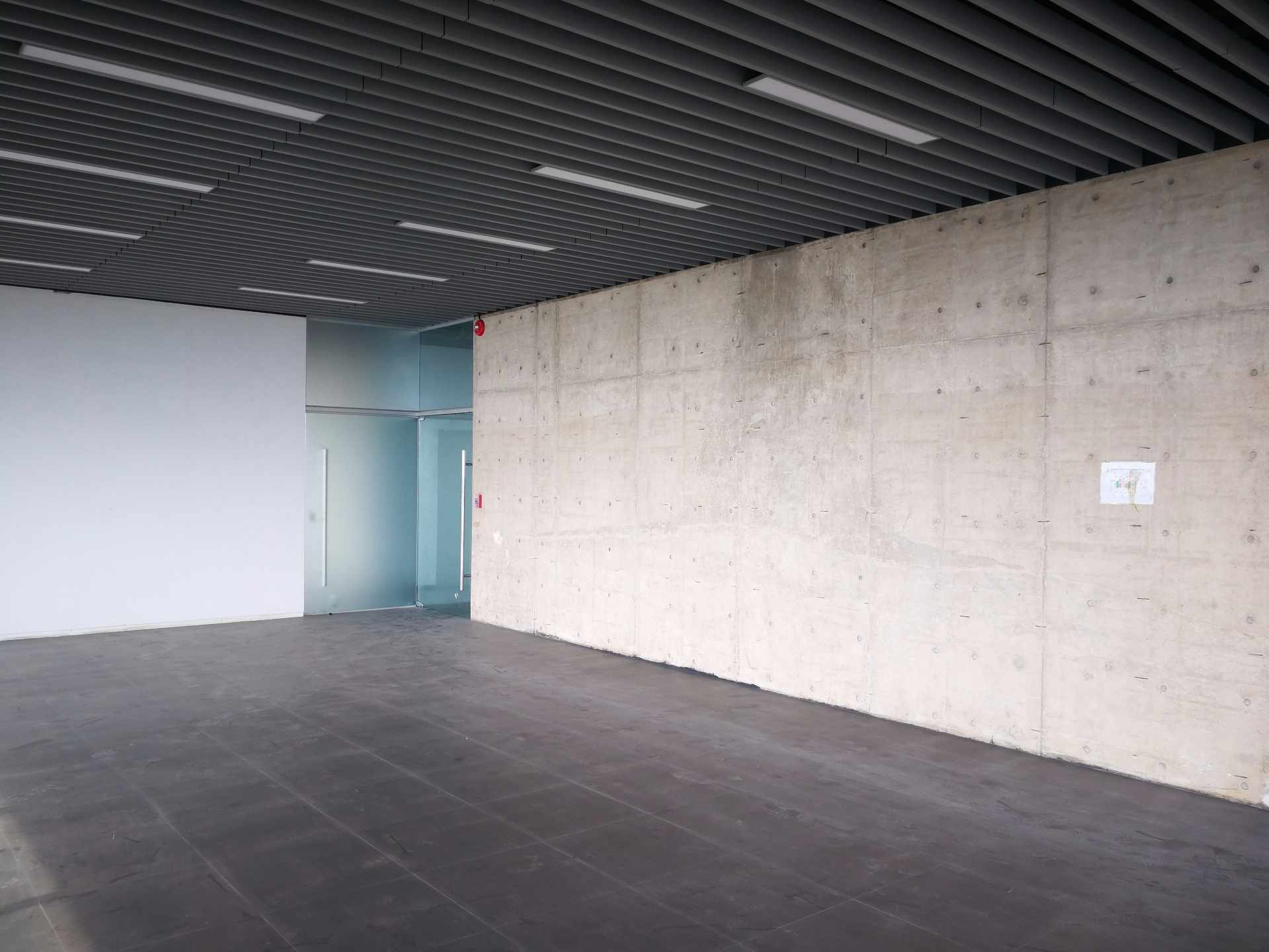 Oficina Av. San Martín entre Segundo y Tercer Anillo. Centro Empresarial Torre Ambassador Foto 3