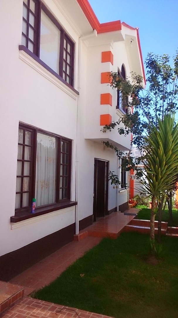 Casa en Alto Irpavi en La Paz 3 dormitorios 4 baños 3 parqueos Foto 2