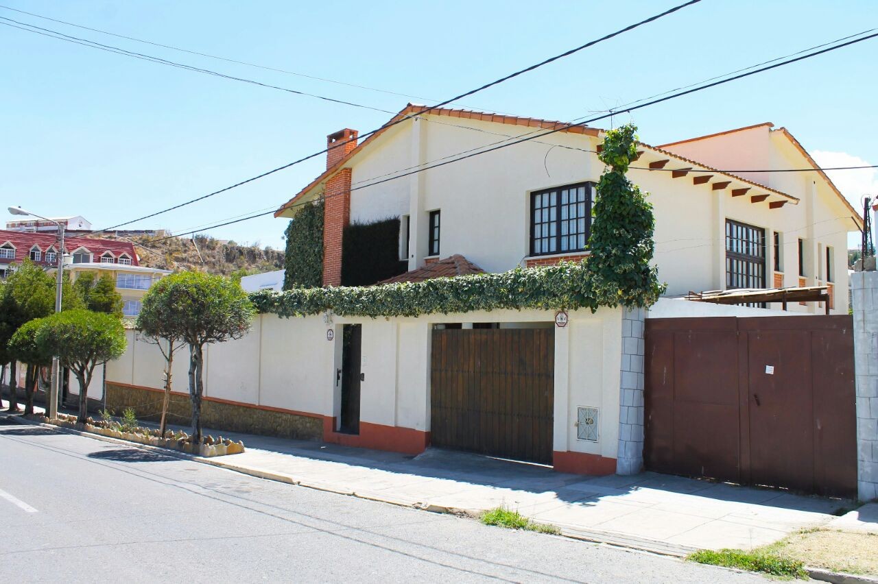 Casa Calle 8 de Achumani Nr 120 al lado del restaurante Urus sobre la calle de la panadería Chez Tim, al lado del río frente al reten policial Foto 1