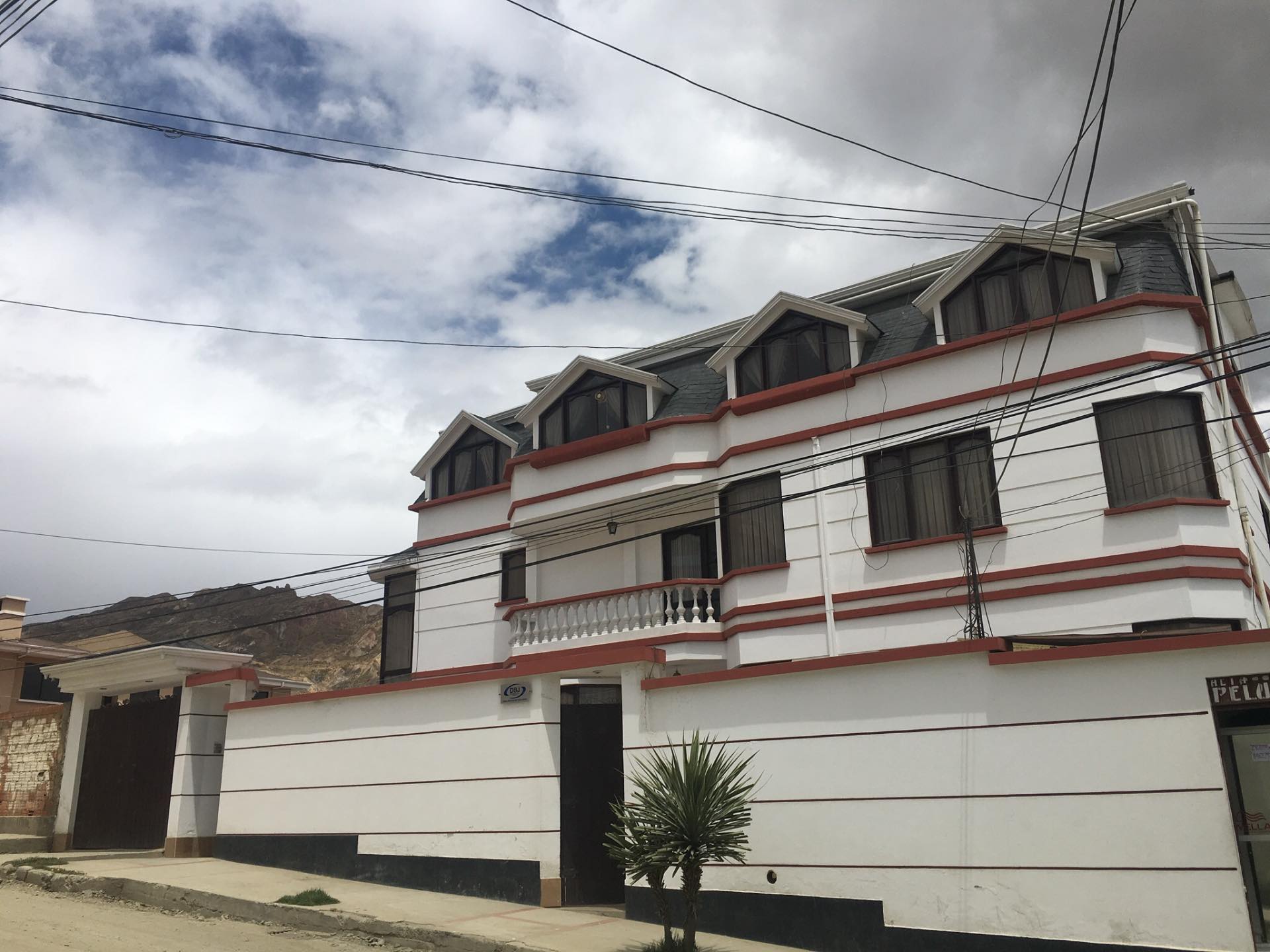 Departamento en Cota Cota en La Paz 6 dormitorios 5 baños 1 parqueos Foto 21