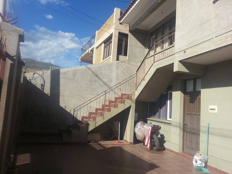 Casa en VentaCochabamba, Zona el castillo, Calle Los Pinos 243, Casa entre 2 avenidas - Av. Villazón y Av. Chapare. 7 dormitorios 4 baños 1 parqueos Foto 9
