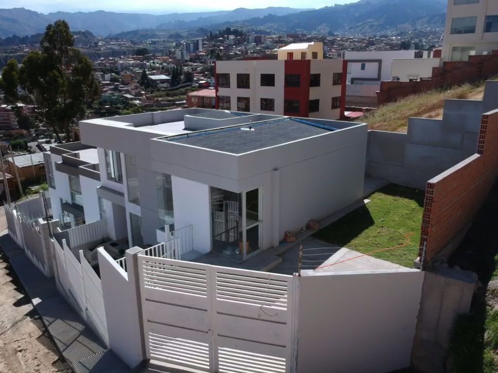 Casa en Auquisamaña en La Paz 3 dormitorios 4 baños 3 parqueos Foto 1