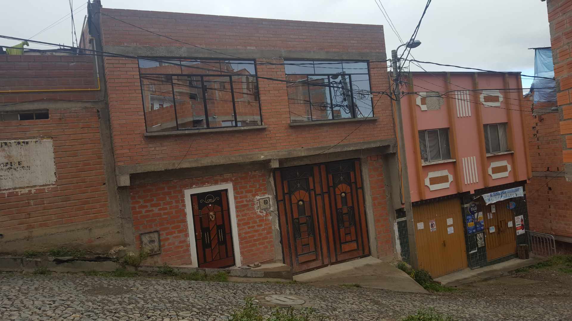 Casa en VentaZona la Portada, Calle Eduardo Avaroa 8 dormitorios 2 baños 4 parqueos Foto 1