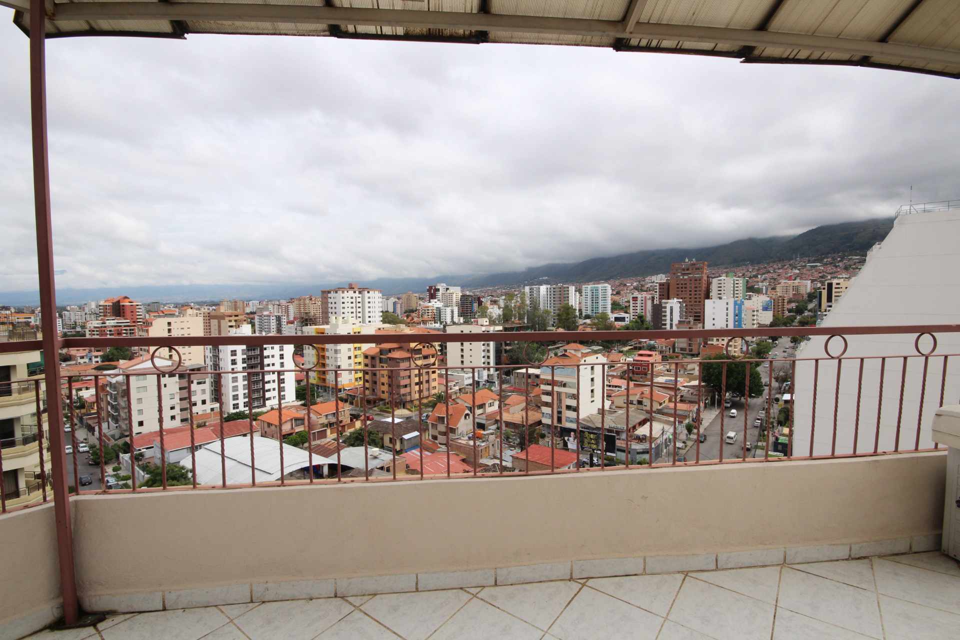 Oficina en Queru Queru en Cochabamba 9 dormitorios 2 baños  Foto 12