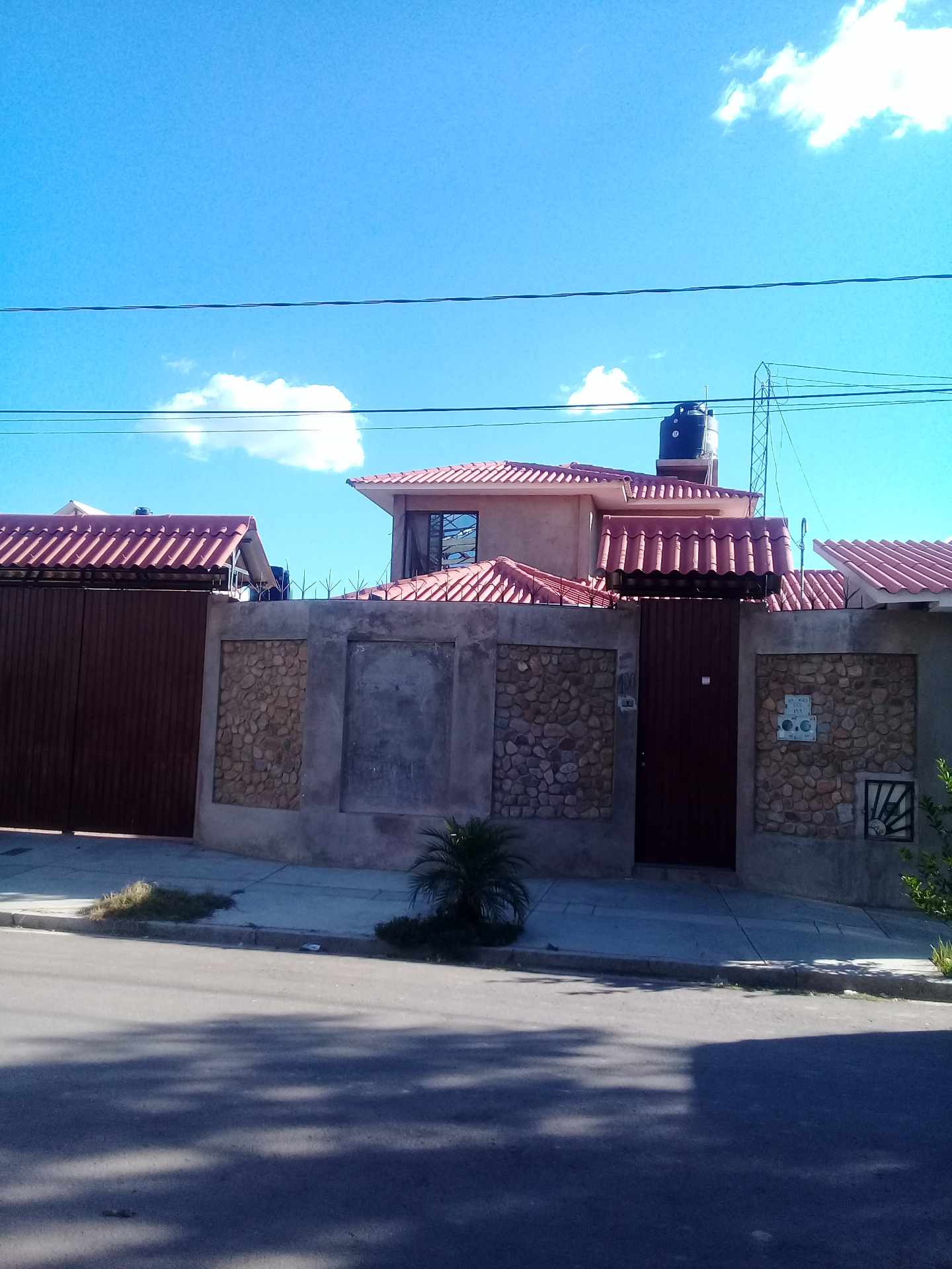 Casa en La Chimba en Cochabamba 5 dormitorios 4 baños 1 parqueos Foto 1