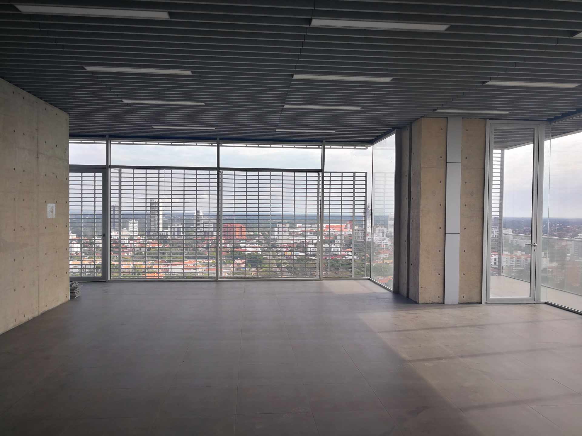 Oficina Av. San Martín entre Segundo y Tercer Anillo. Centro Empresarial Torre Ambassador Foto 2