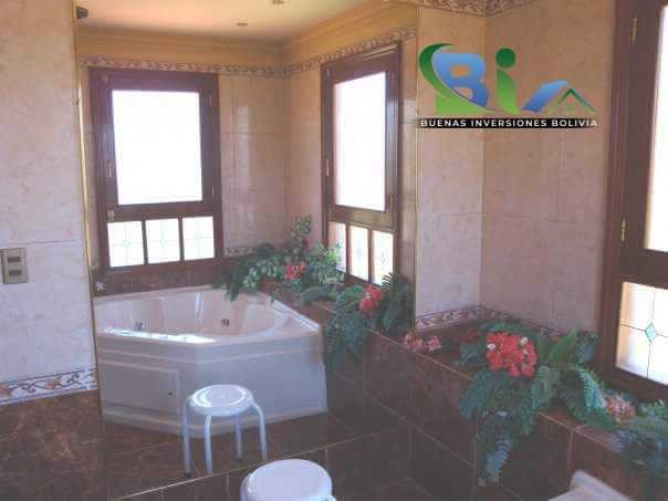 Casa en Villa Taquiña en Cochabamba 5 dormitorios 6 baños 5 parqueos Foto 2