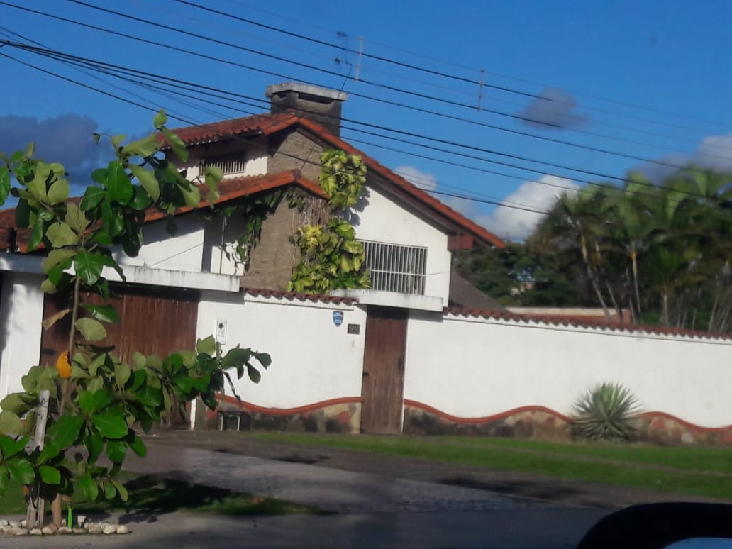 Casa en VentaHermosa casa en Urbari en esquina frente a la iglesia Señor de los milagros 4 dormitorios 4 baños 4 parqueos Foto 2