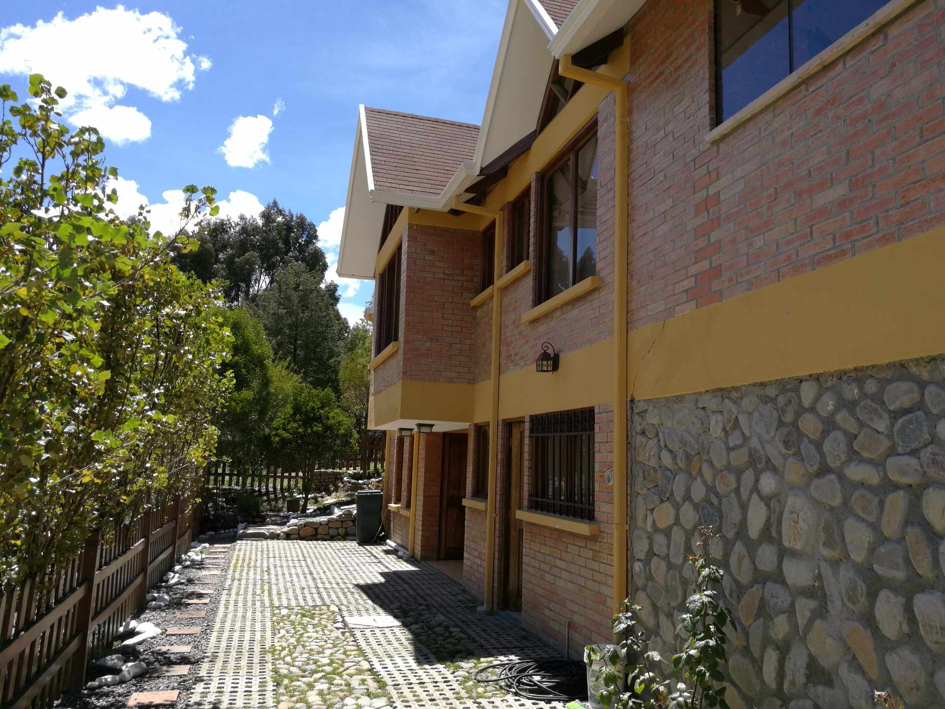 Casa Cañuma, casi al frente de la UPB, Comdominio cerrado, el de mayor vegetacion de La Paz Foto 2