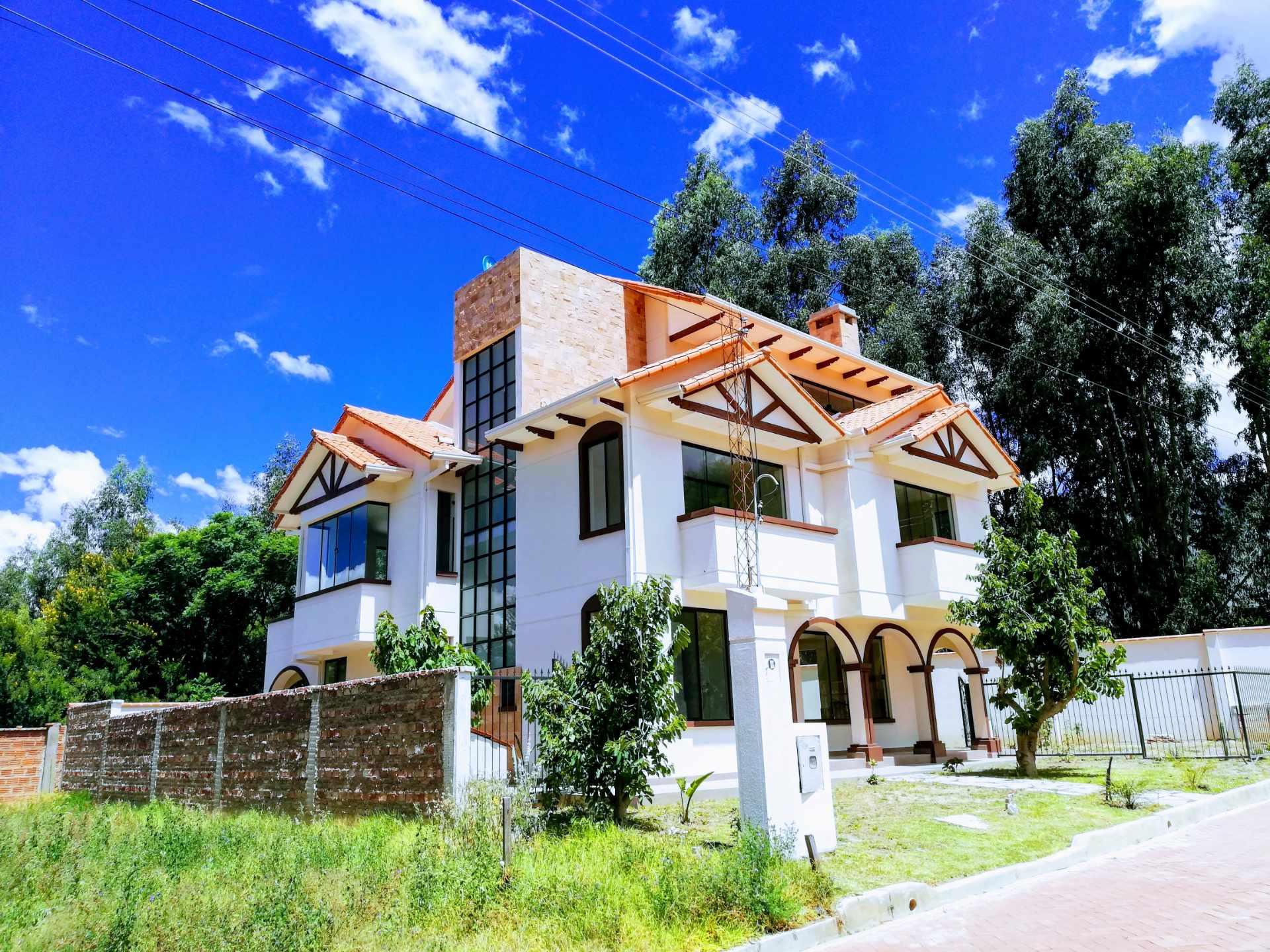 Casa en Tiquipaya en Cochabamba 5 dormitorios 4 baños  Foto 1