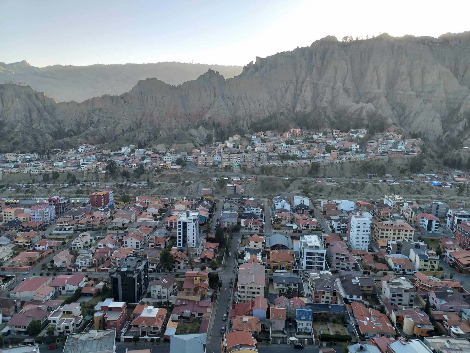 Departamento Alto Irpavi. Urbanización Virgen de las Nieves. Sobre Av.
Principal y calle2 Foto 4