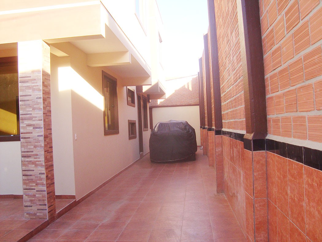 Casa en La Chimba en Cochabamba 4 dormitorios 4 baños 4 parqueos Foto 2