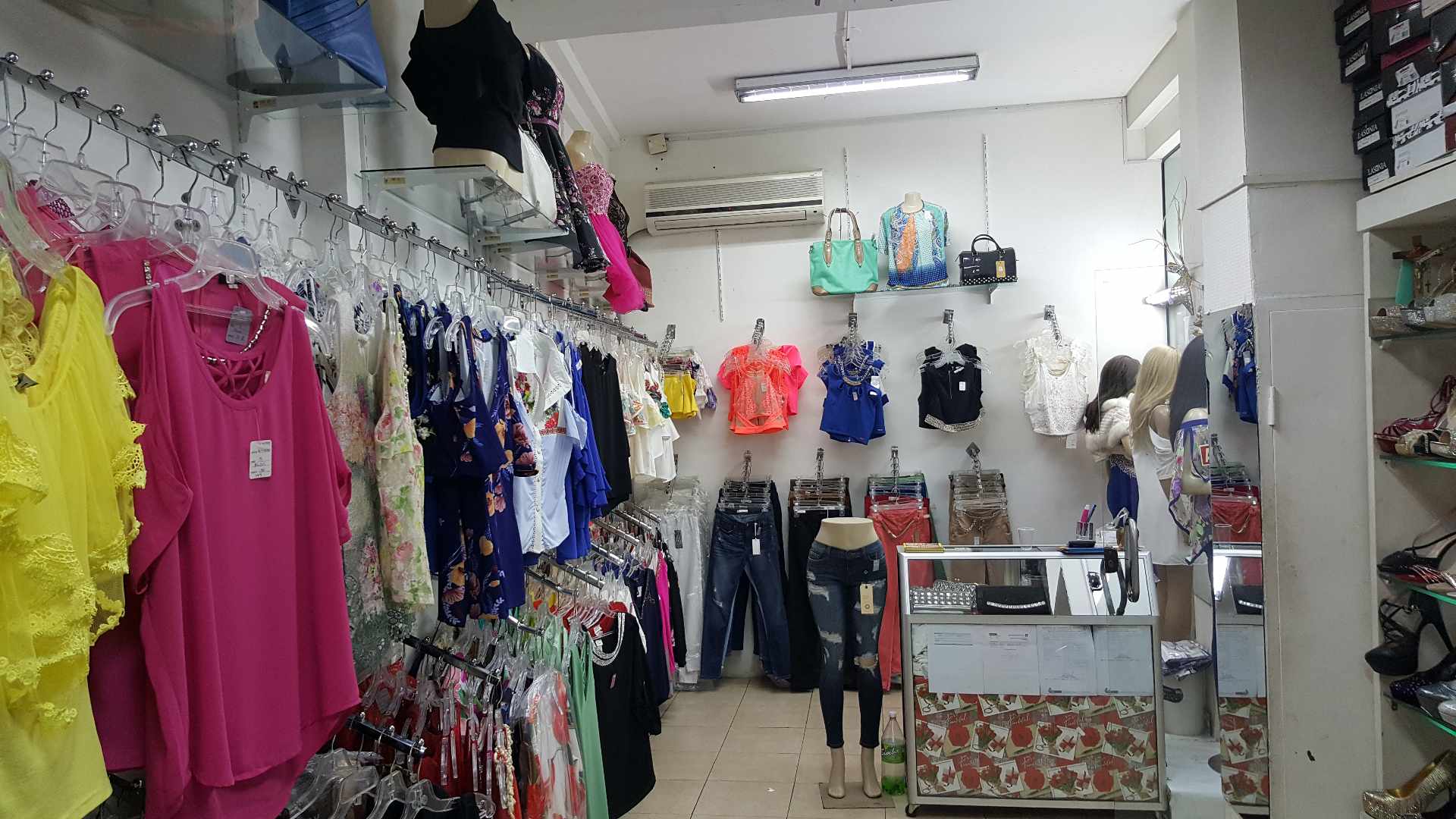 Local comercial en VentaLocal Comercial En Venta en el MALL SANTA CRUZ zona 7 Calles Foto 2