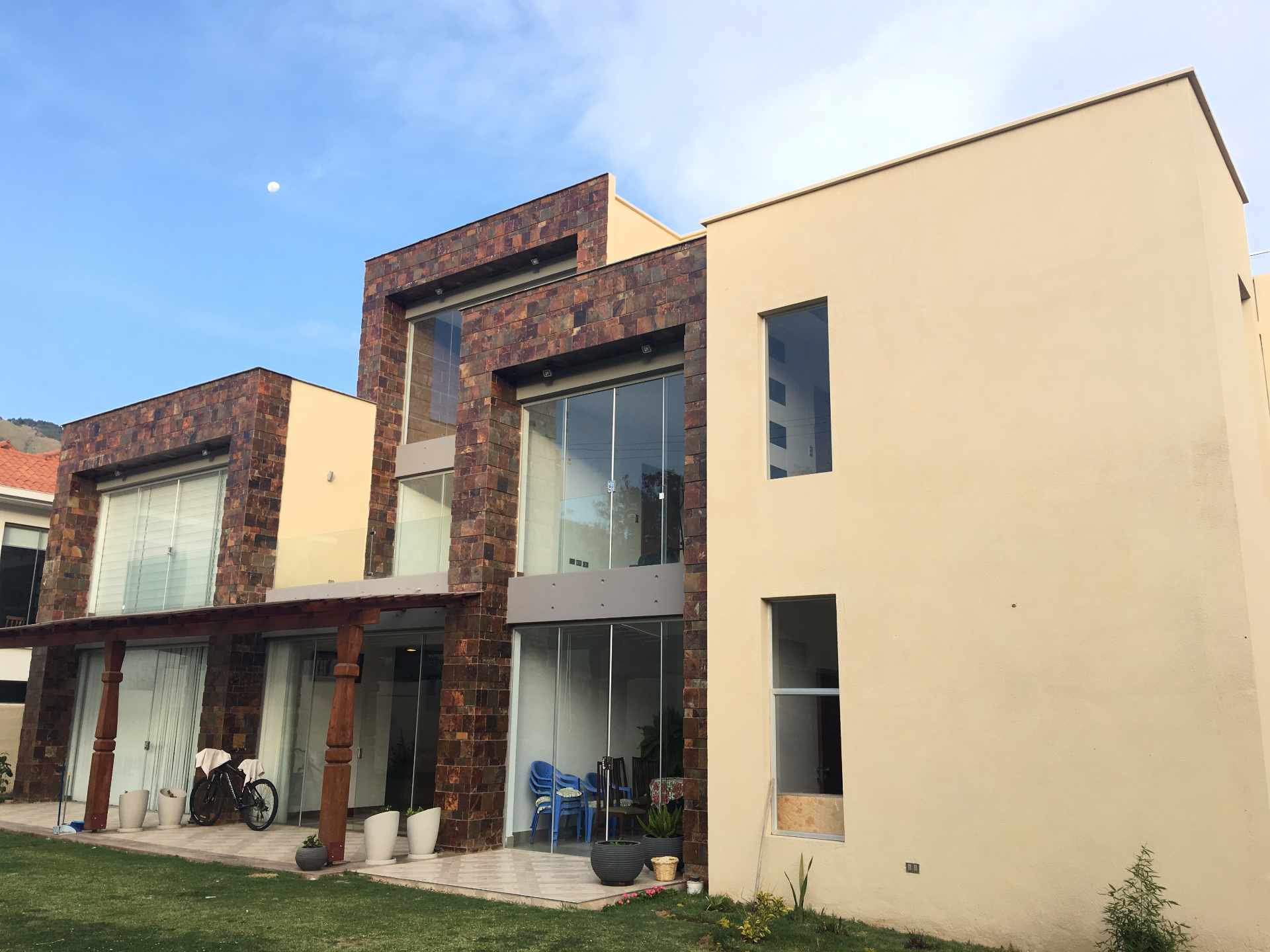 Casa en Villa Taquiña en Cochabamba 6 dormitorios 8 baños 3 parqueos Foto 4