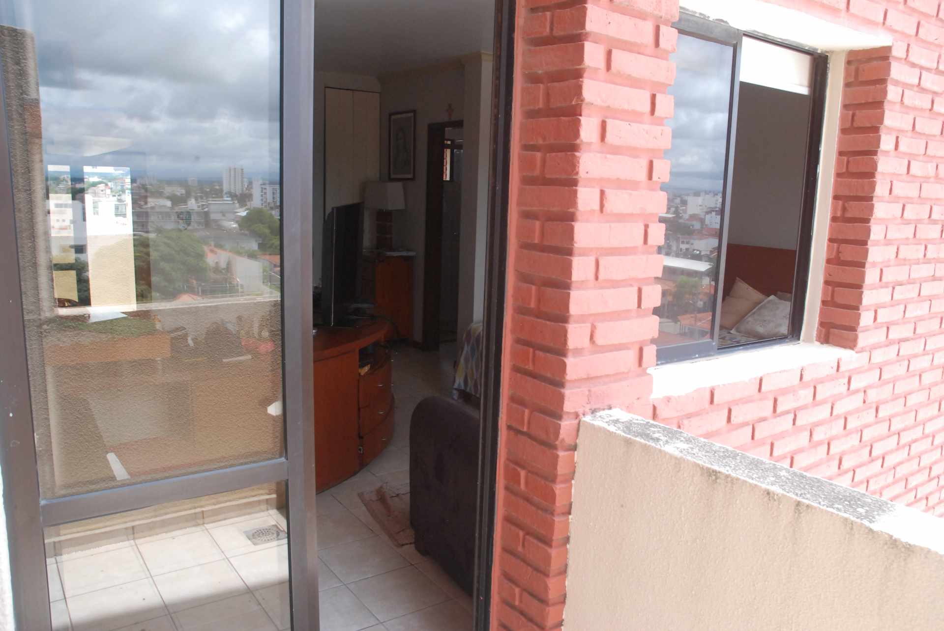 Departamento en VentaCalle Libertad cerca calle Andres Ibañez 3 dormitorios 5 baños 1 parqueos Foto 5
