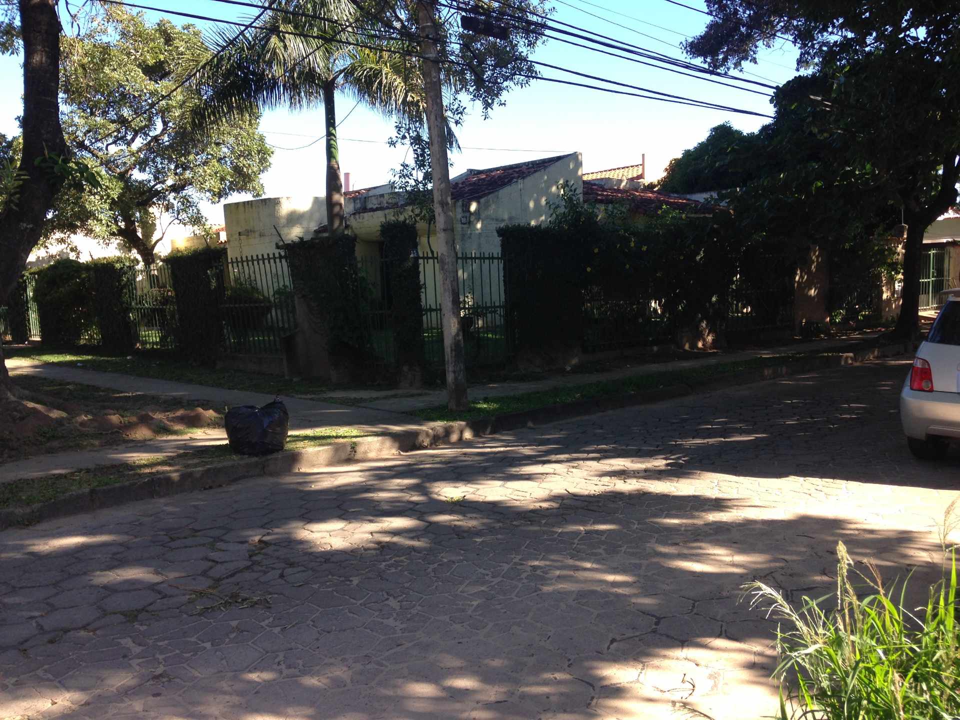 Casa en VentaBarrio Sirari, calle Los Jazmines # 15, zona Equipetrol Norte a una cuadra de la Av. San Martin  4 dormitorios 3 baños 2 parqueos Foto 3