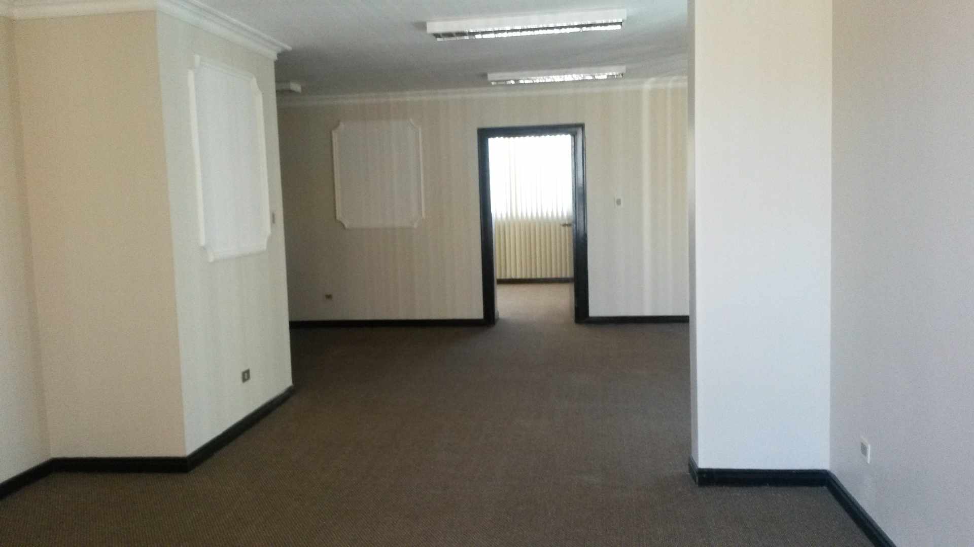 Oficina en AlquilerEdificio Torres Gundlach Piso 21. Calle Reyes Ortiz N° 73 esquina calle Federico Zuazo. Zona Central 3 dormitorios 2 baños  Foto 5