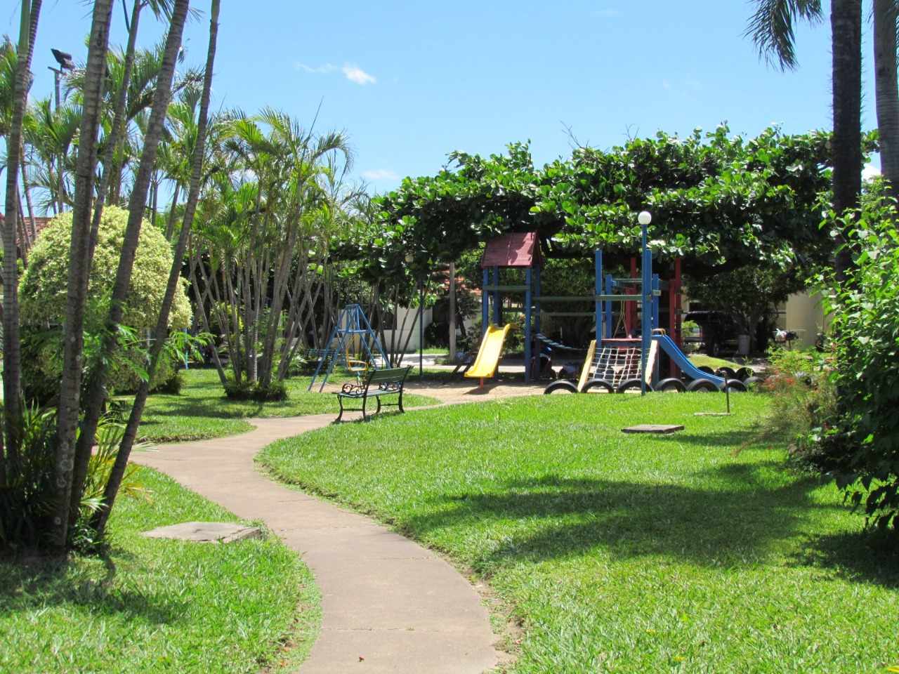 Casa en Entre 4to y 5to anillo Sur en Santa Cruz de la Sierra 4 dormitorios 4 baños 2 parqueos Foto 4