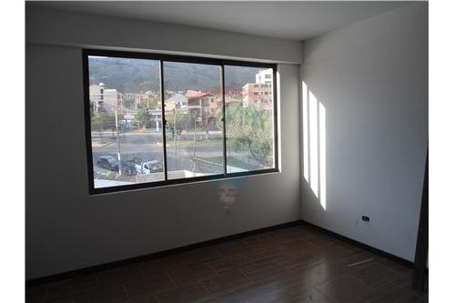 Departamento en Queru Queru en Cochabamba 7 dormitorios 2 baños 1 parqueos Foto 4
