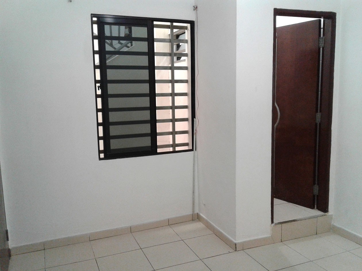 Habitación en AlquilerPequeña habitación con baño privado 1° anillo Av. Centenario, Bs. 800 Foto 2