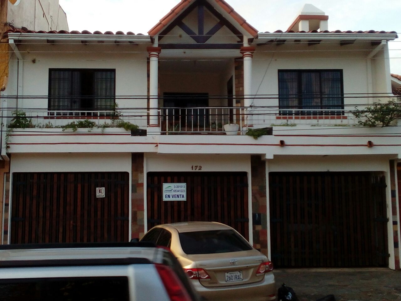 Casa en Venta Calle Buenos Aires entre 1ro y 2do anillo. 4 dormitorios 4 baños 3 parqueos Foto 2