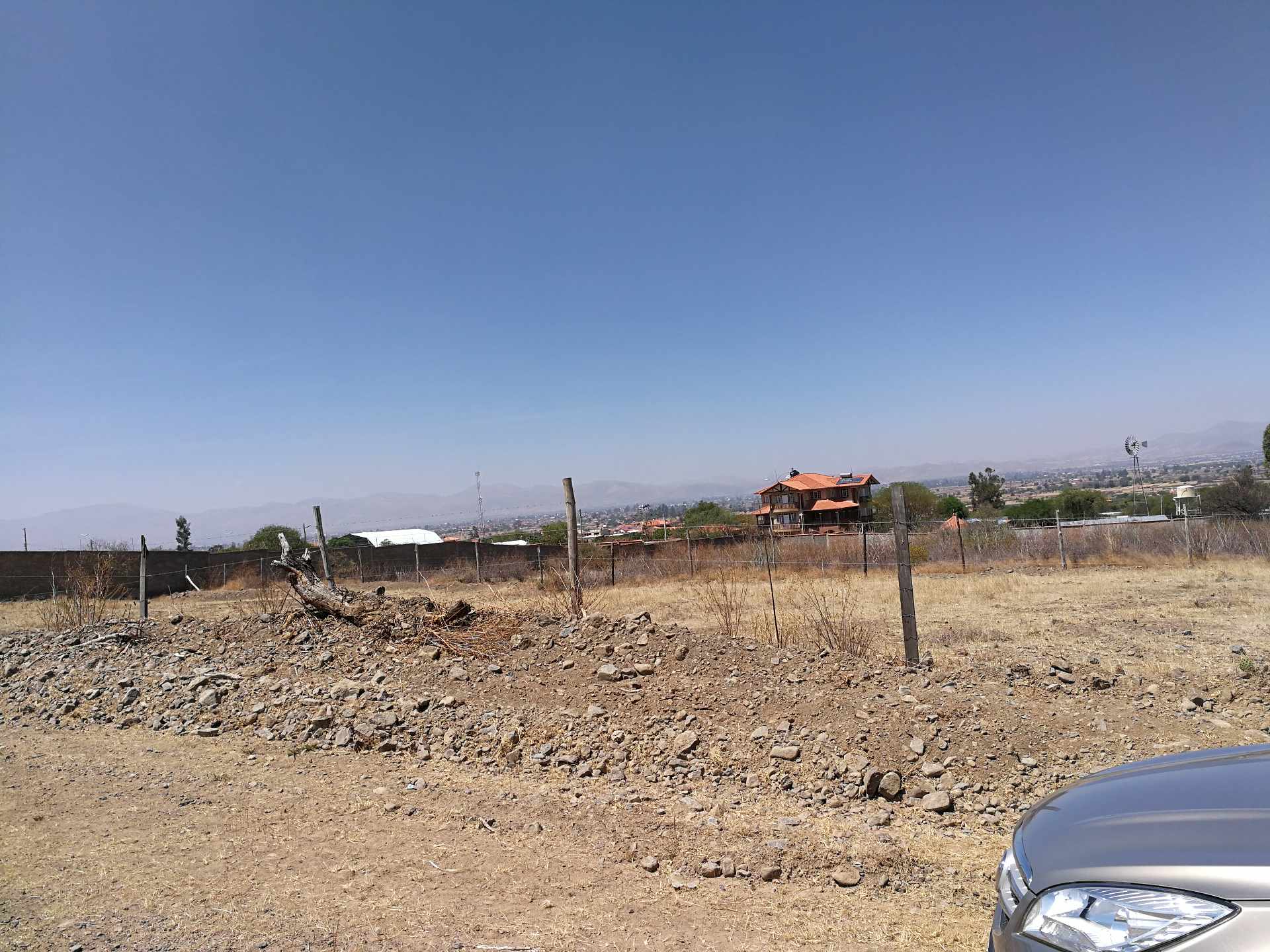 Terreno Provincia de TOLATA Cochabamba, frente al coliseo de TOLATA a 4 cuadras de la carretera principal al valle alto.  Foto 2