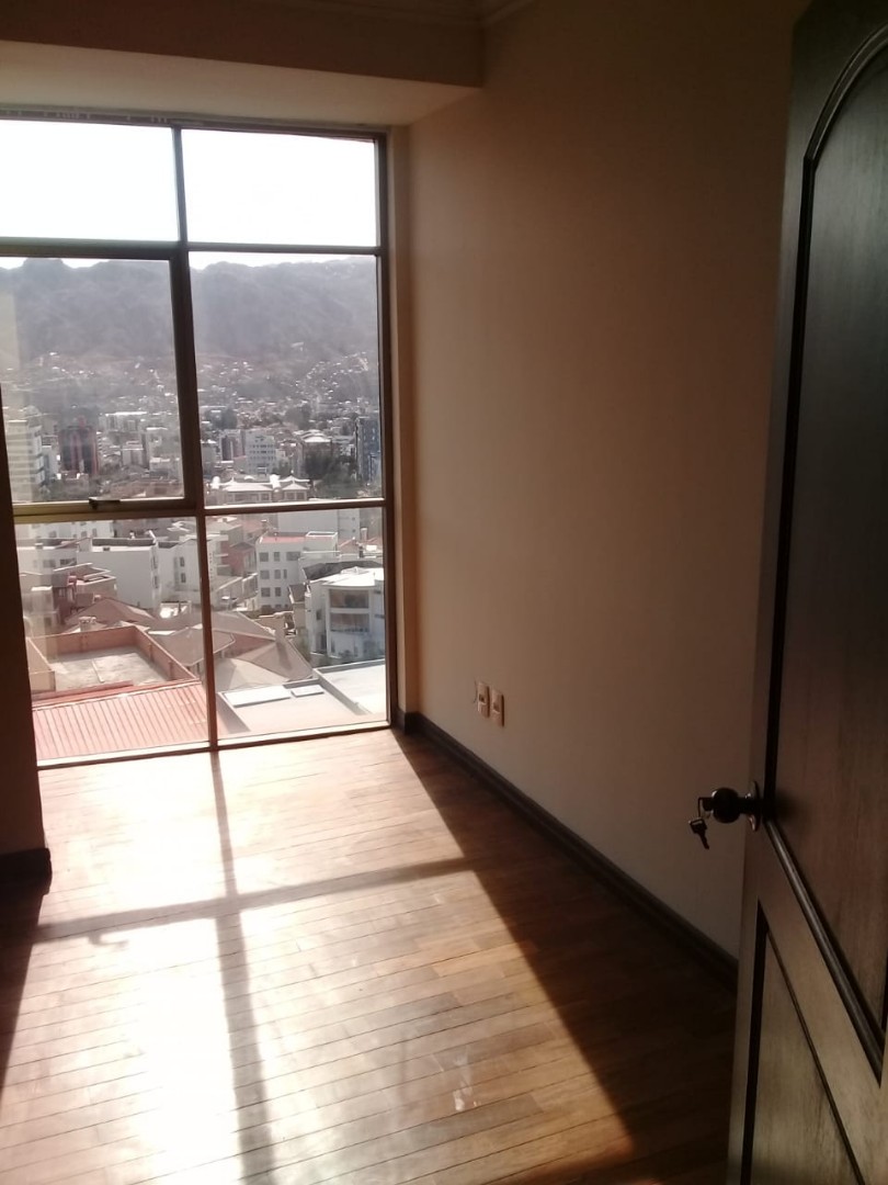 Departamento en Cota Cota en La Paz 4 dormitorios 5 baños 1 parqueos Foto 7
