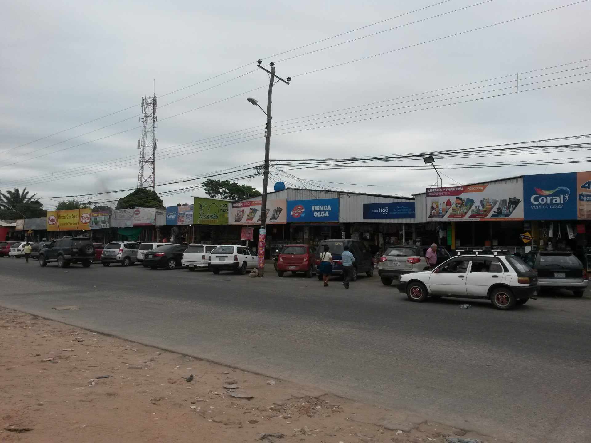 Local comercial en AlquilerSobre av. 2 de agosto, frente al MERCADO 2 DE AGOSTO. Foto 2