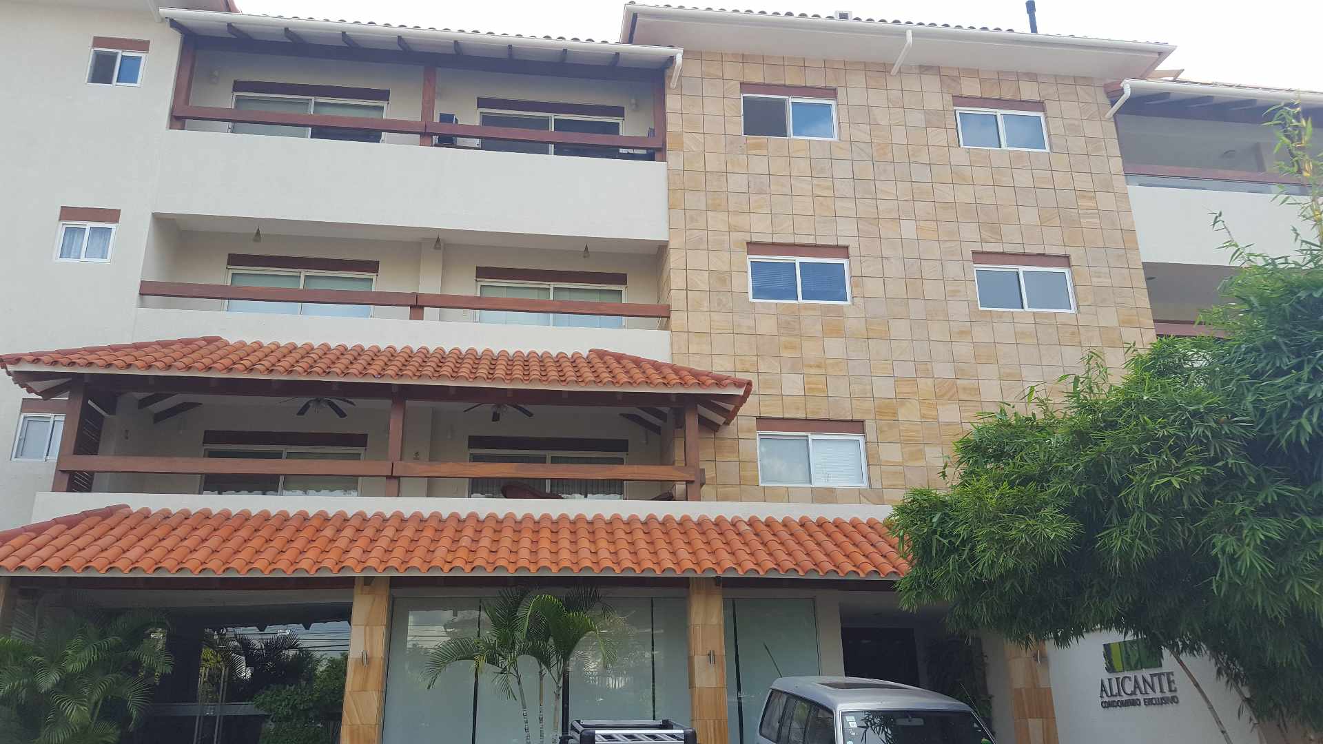 Departamento en AlquilerDepartamento en Alquiler en Condominio Exclusivo Alicante en Las Palmas 3 dormitorios 4 baños 2 parqueos Foto 1