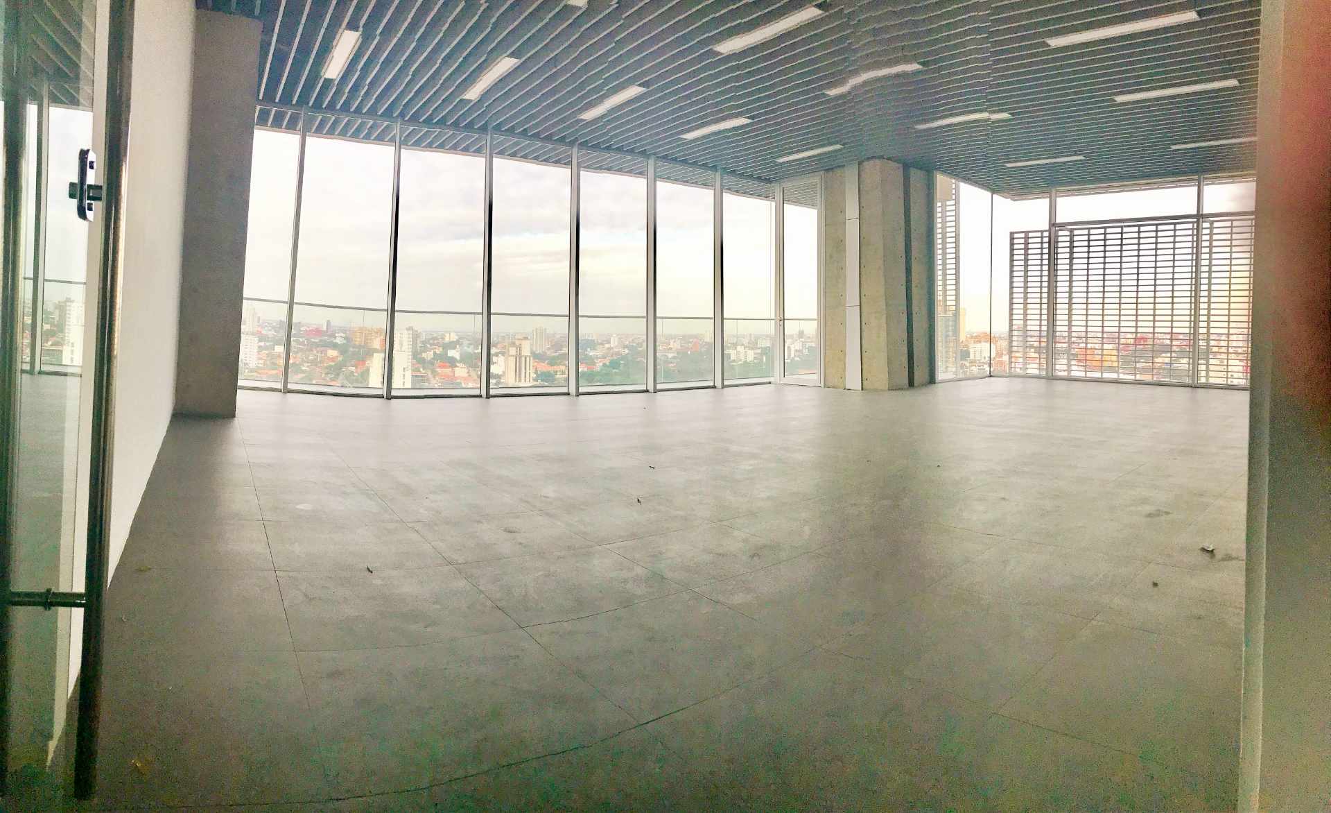 Oficina en Equipetrol en Santa Cruz de la Sierra 1 dormitorios 1 baños 2 parqueos Foto 3