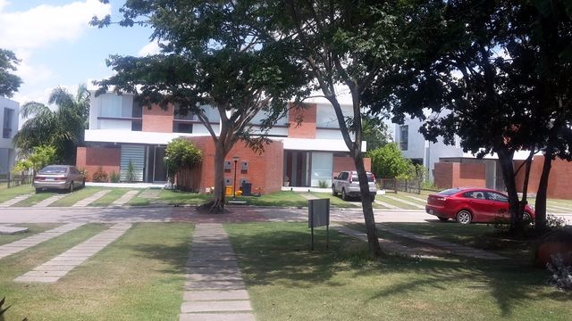 Casa en Urubó en Santa Cruz de la Sierra 3 dormitorios 4 baños 2 parqueos Foto 1