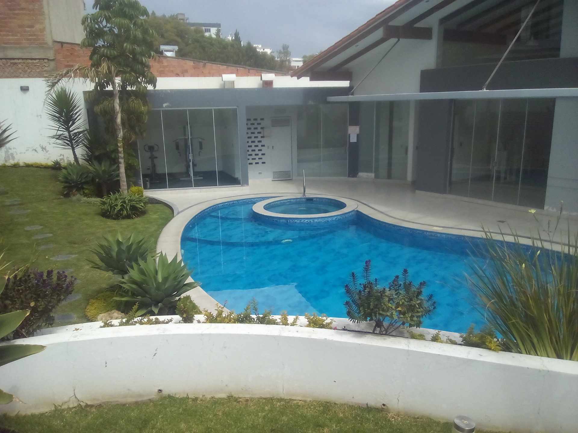 Departamento en Queru Queru en Cochabamba 3 dormitorios 3 baños  Foto 1